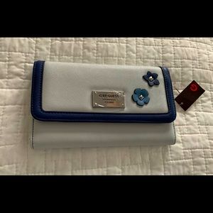 G by GUESS wallet.